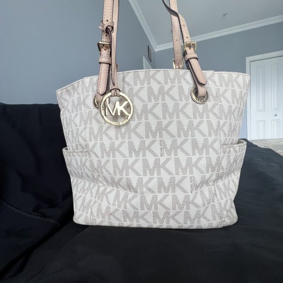 Michael Kors Monogram Jet Set Saffiano Leather Tote - Picture 4 of 11